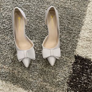 Big tree brand light grey heels with bow